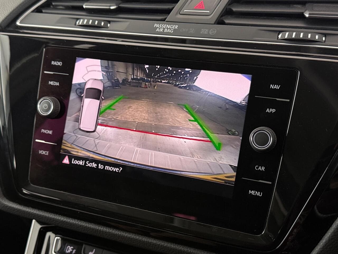 Volkswagen Touran thumbnail Infotainment System
