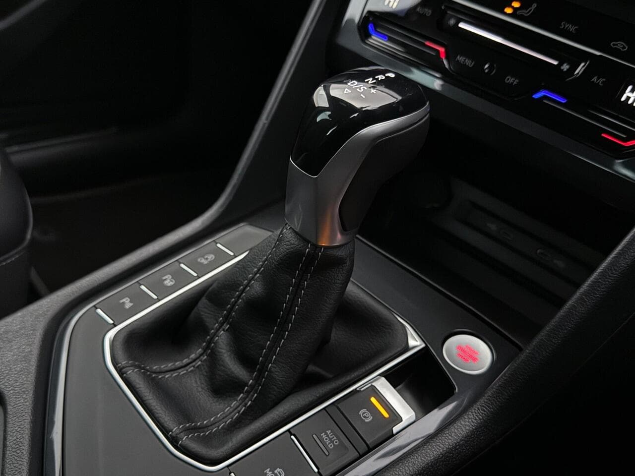 Volkswagen Tiguan thumbnail Interior Front