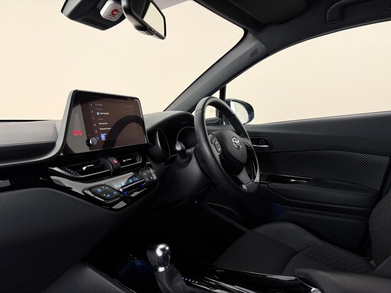 Toyota C-HR thumbnail Interior Front