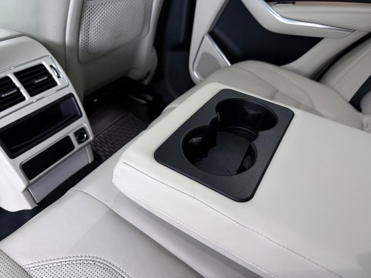 Jaguar F-PACE thumbnail Interior Front