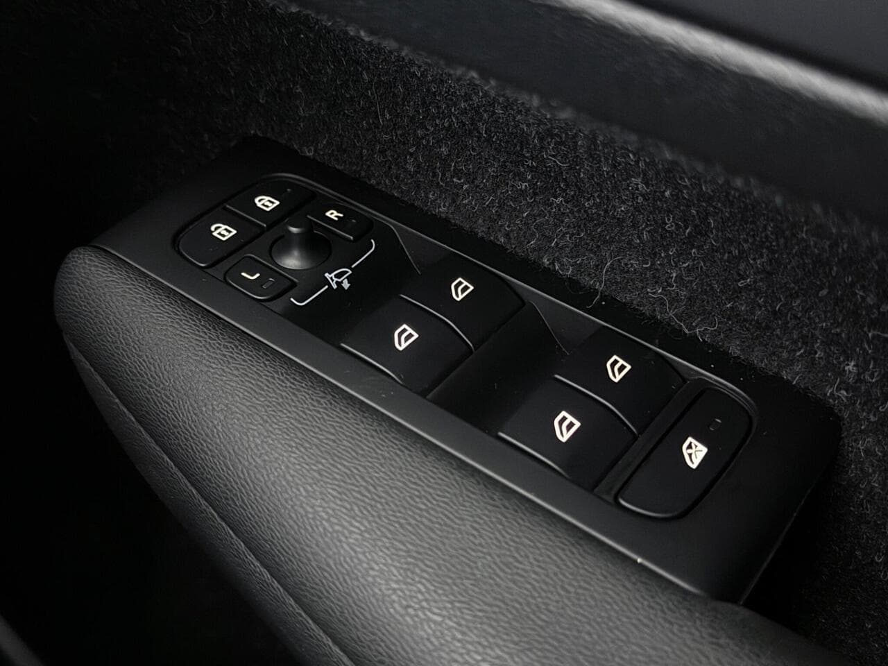 Volvo XC40 thumbnail Misc Controls