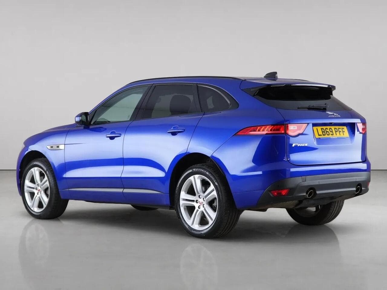 Jaguar F-PACE thumbnail Rear Left