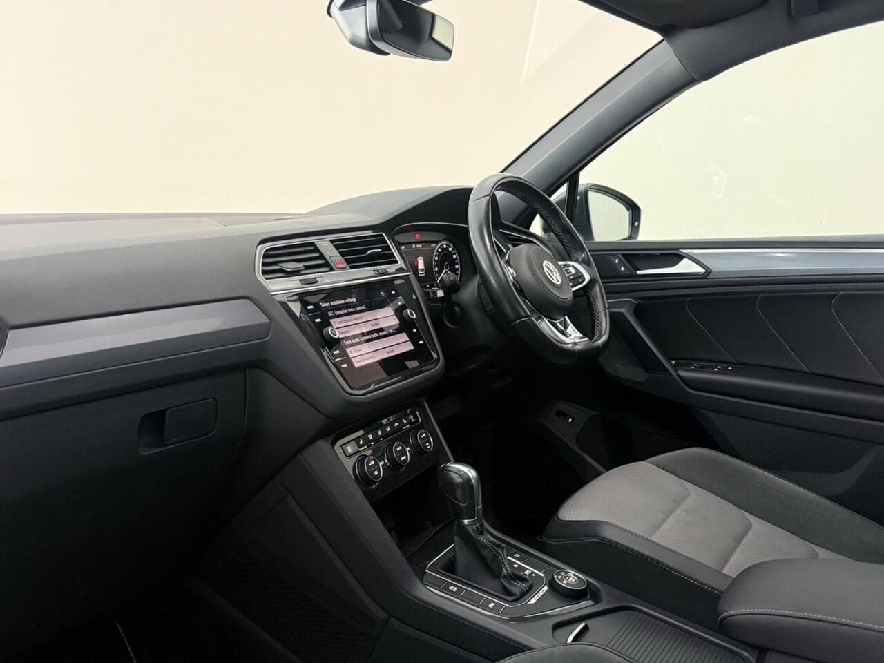 Volkswagen Tiguan thumbnail Interior Front