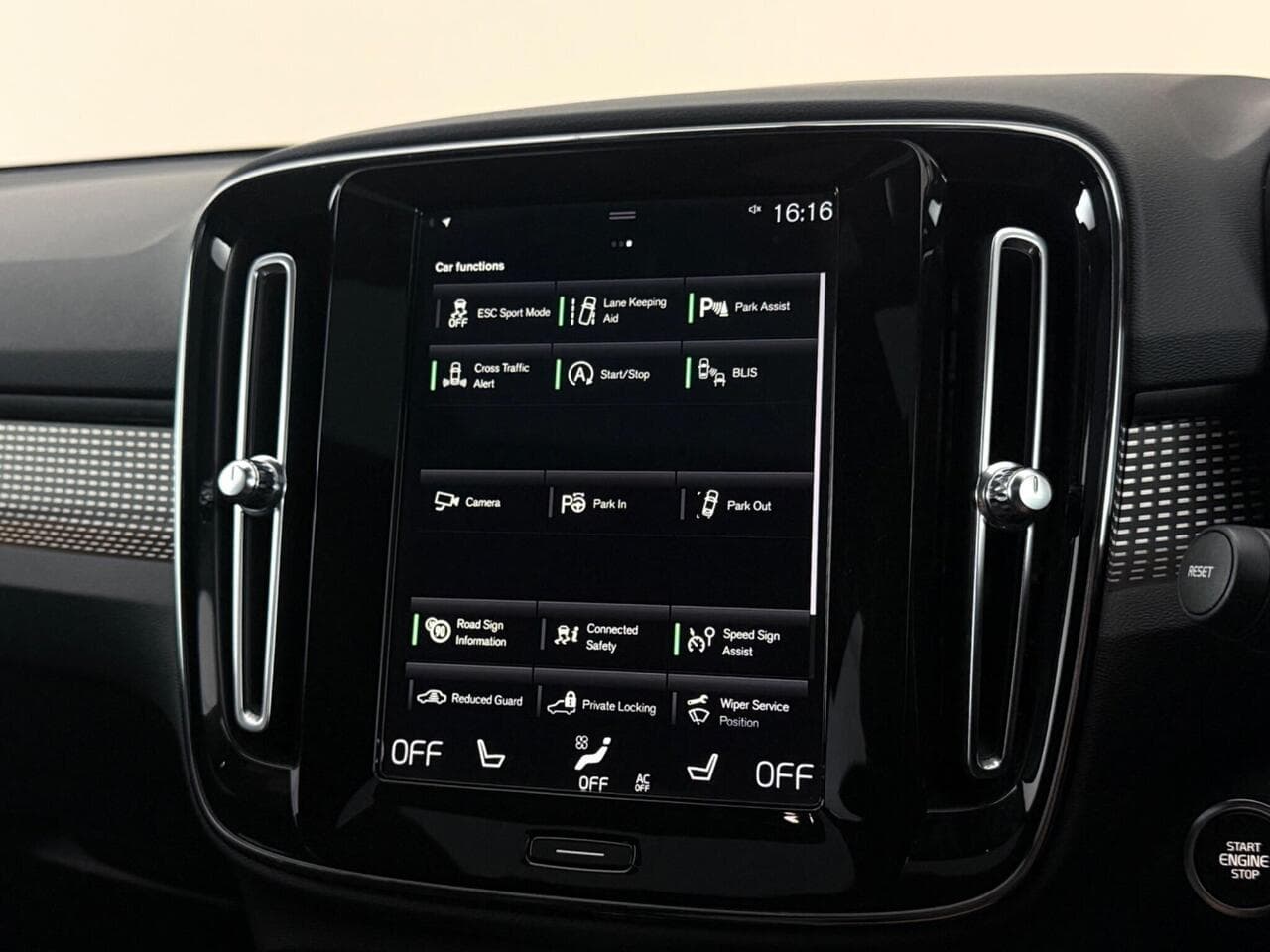 Volvo XC40 thumbnail Infotainment System