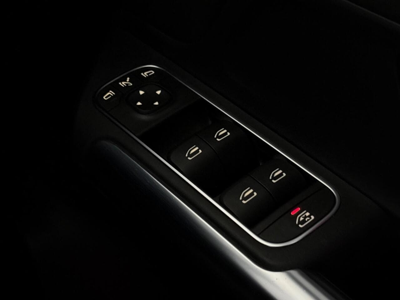 Mercedes-Benz GLA thumbnail Misc Controls