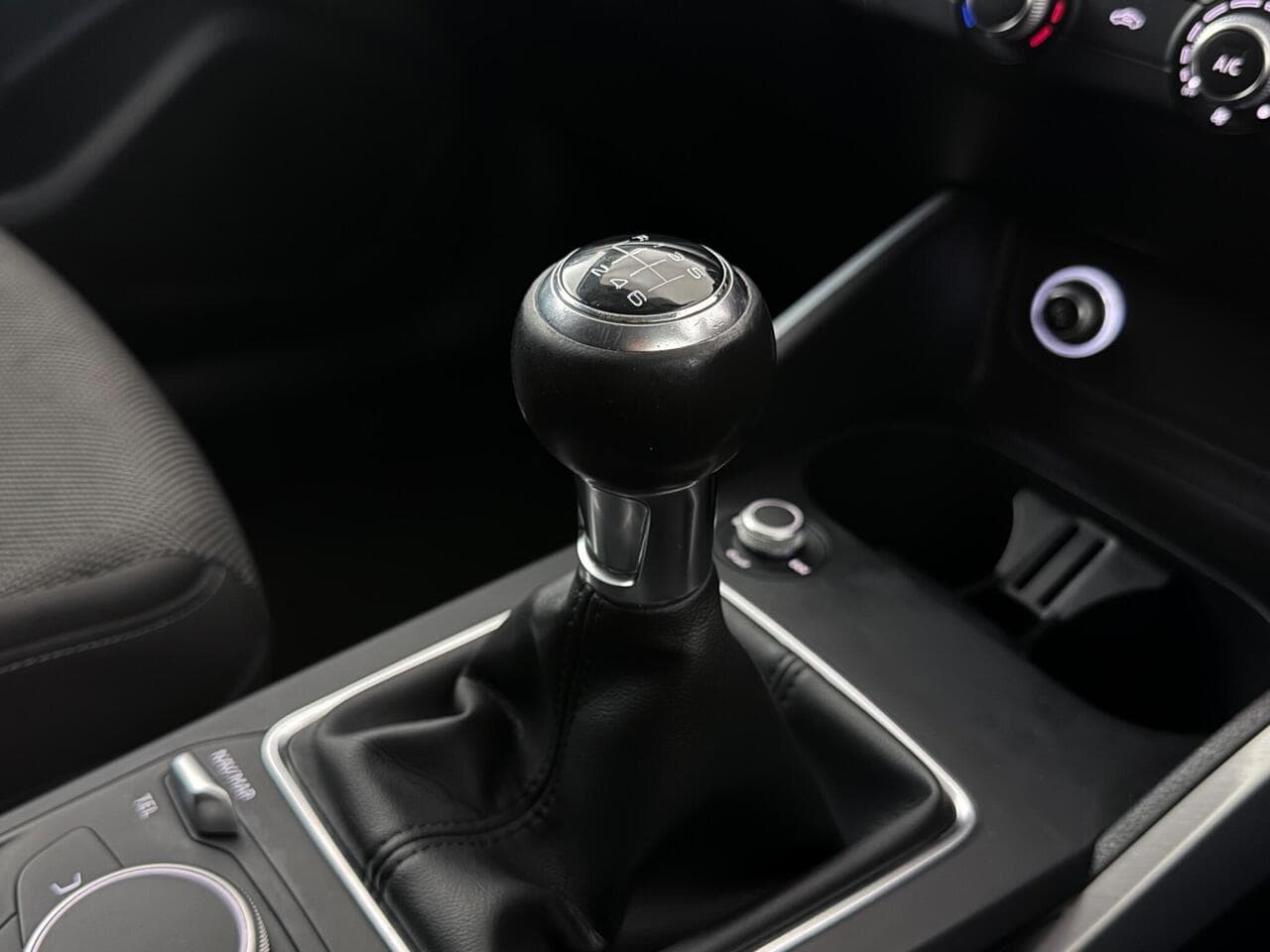 Audi Q2 thumbnail Interior Front