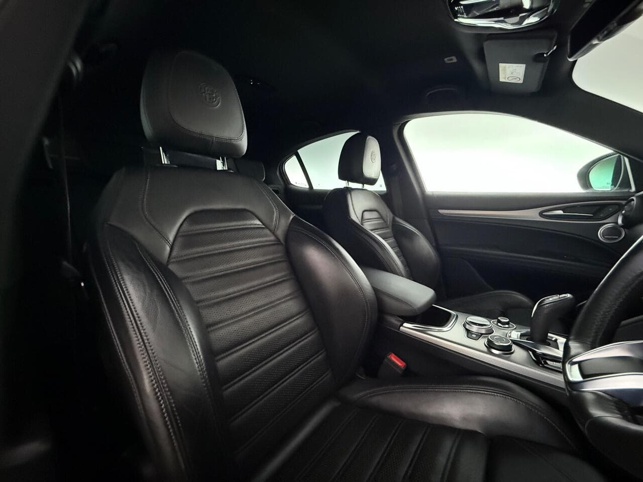 Alfa Romeo Stelvio thumbnail Seat Driver