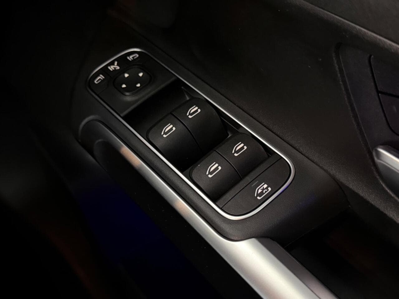 Mercedes-Benz GLB thumbnail Misc Controls