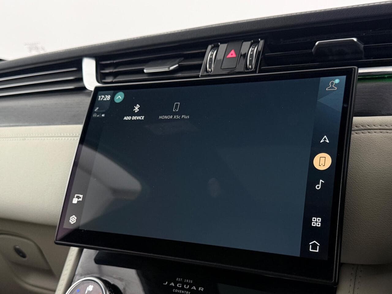 Jaguar F-PACE thumbnail Infotainment System