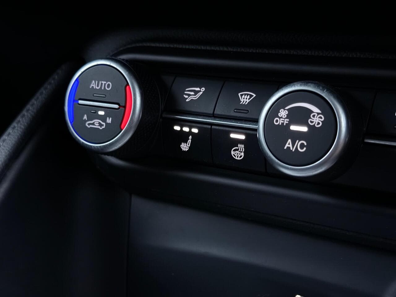 Alfa Romeo Stelvio thumbnail Misc Controls