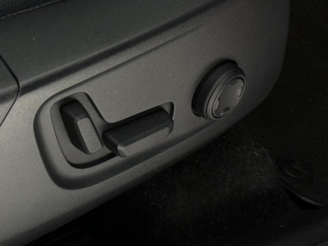 Volvo XC40 thumbnail Misc Controls