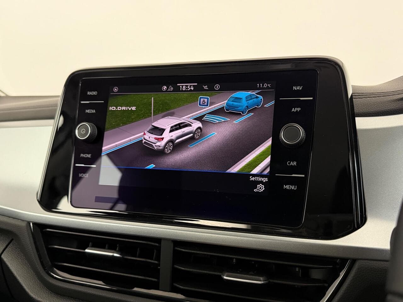 Volkswagen T-Roc thumbnail Infotainment System