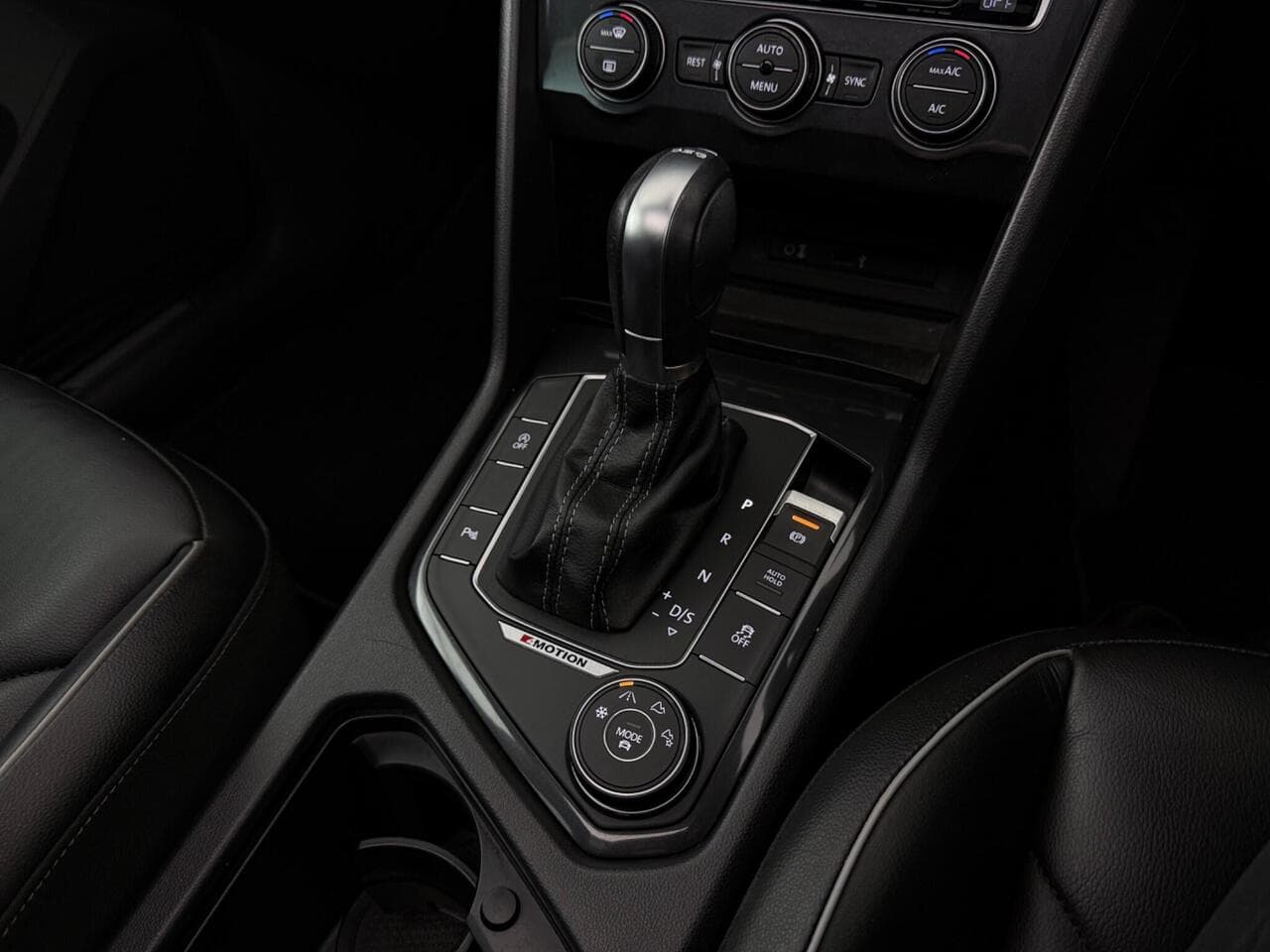 Volkswagen Tiguan thumbnail Interior Front