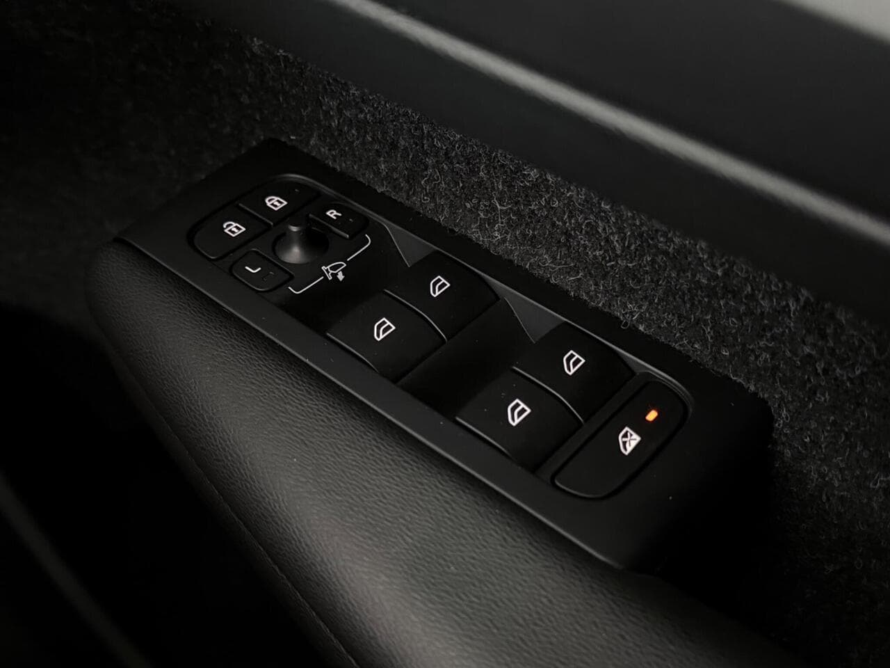 Volvo XC40 thumbnail Misc Controls