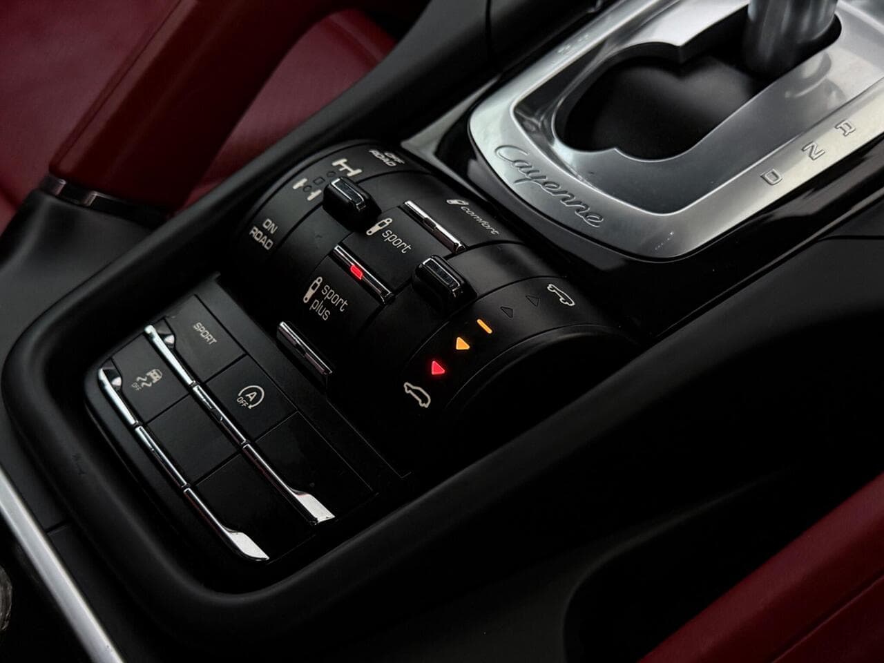 Porsche Cayenne thumbnail Interior Front