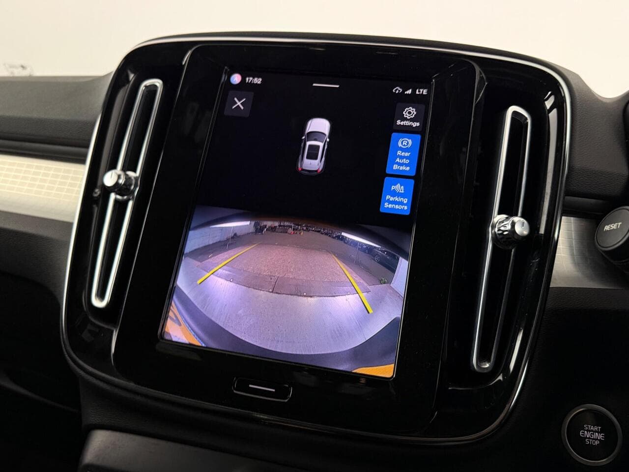 Volvo XC40 thumbnail Infotainment System