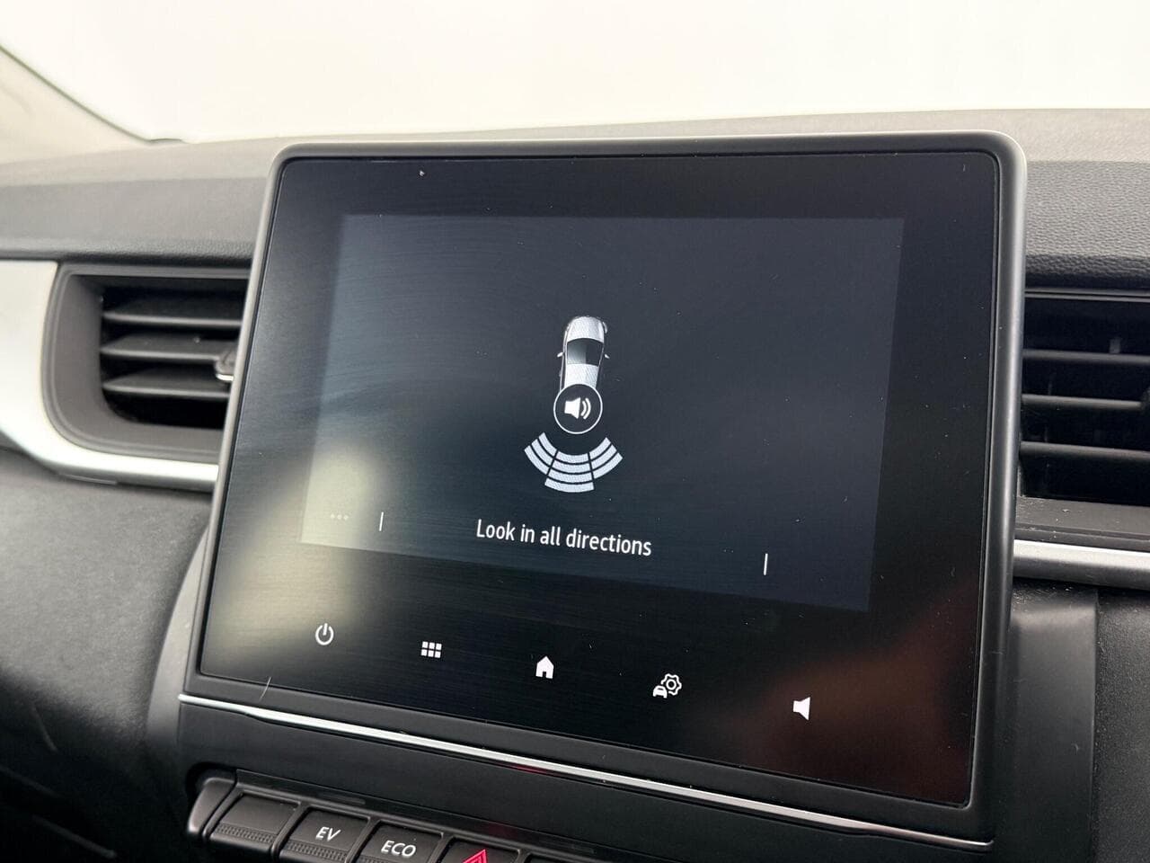 Renault Captur thumbnail Infotainment System