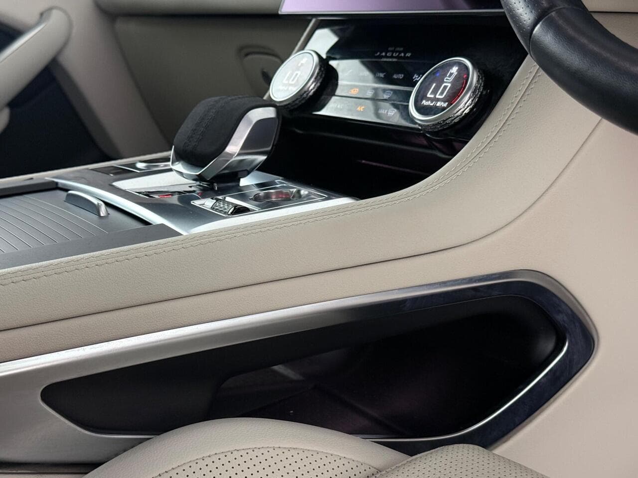 Jaguar F-PACE thumbnail Interior Front