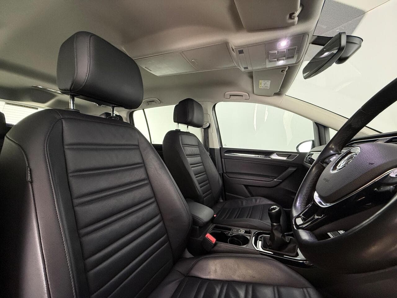 Volkswagen Touran thumbnail Seat Driver