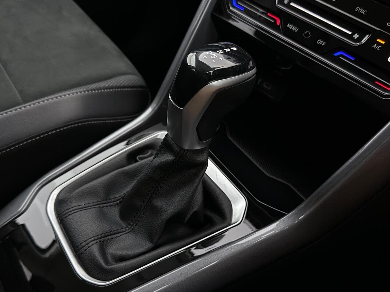 Volkswagen T-Roc thumbnail Interior Front