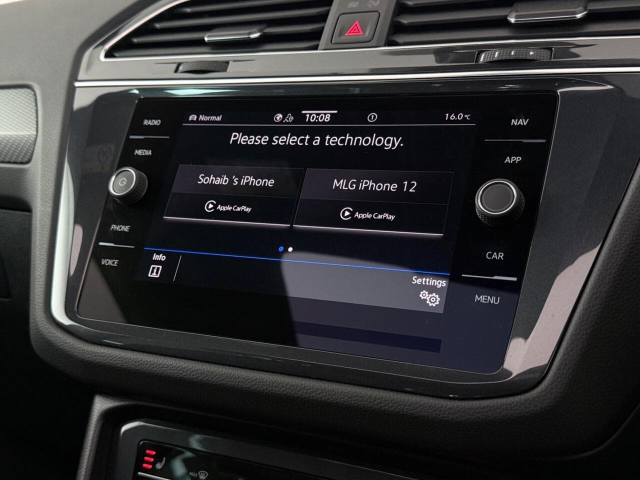 Volkswagen Tiguan thumbnail Infotainment System