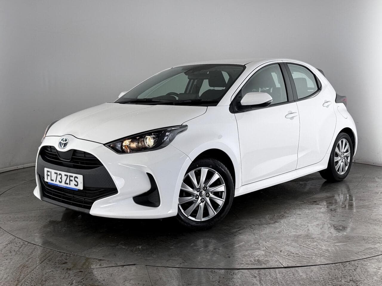 Toyota Yaris thumbnail Front Left