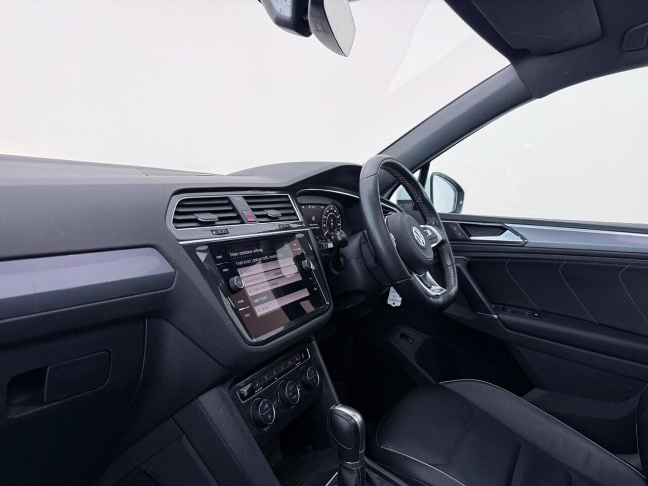 Volkswagen Tiguan thumbnail Interior Front