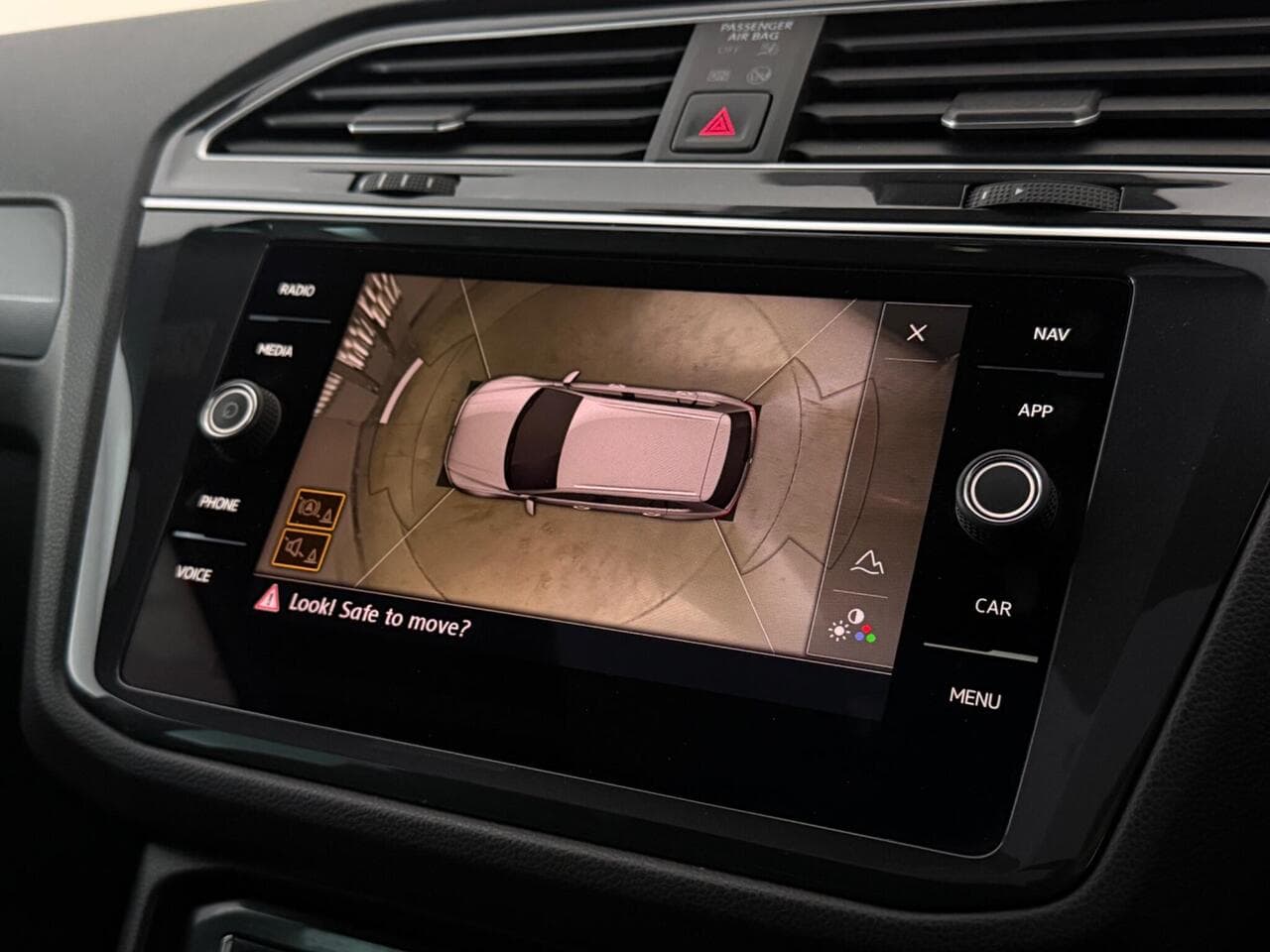 Volkswagen Tiguan thumbnail Infotainment System