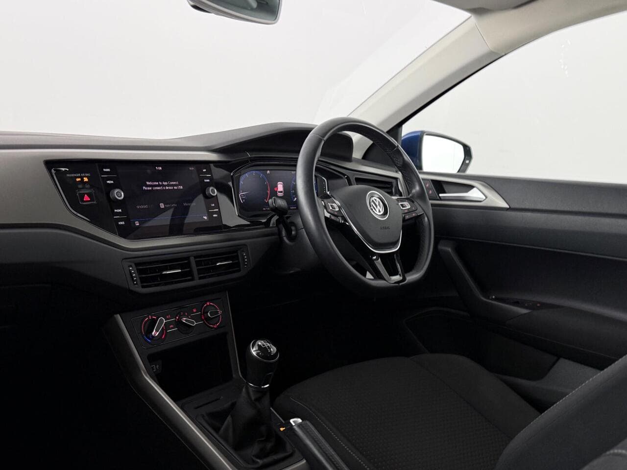 Volkswagen Polo thumbnail Interior Front