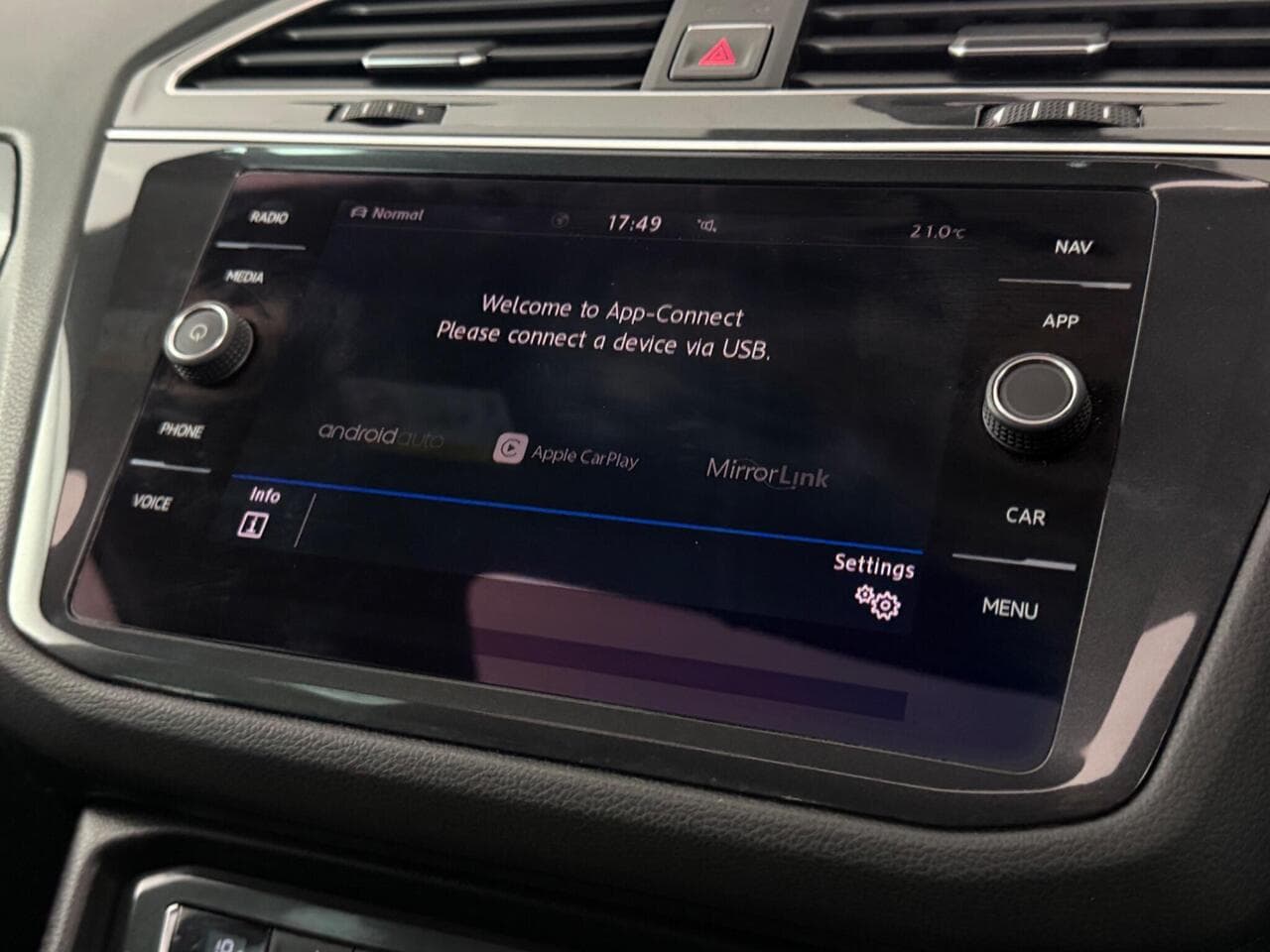 Volkswagen Tiguan thumbnail Infotainment System