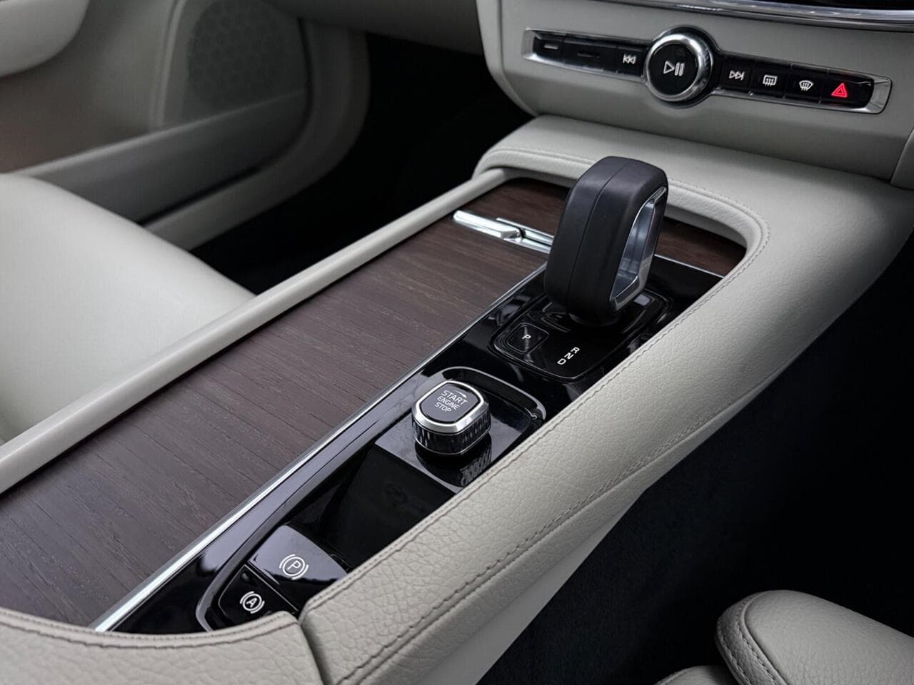 Volvo V90 Cross Country thumbnail Interior Front