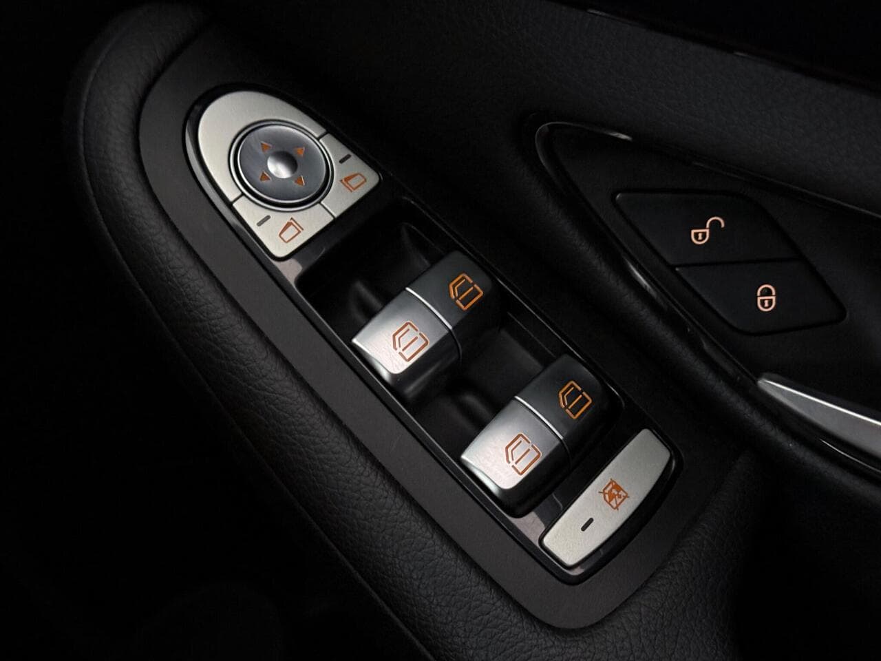 Mercedes-Benz C Class thumbnail Misc Controls