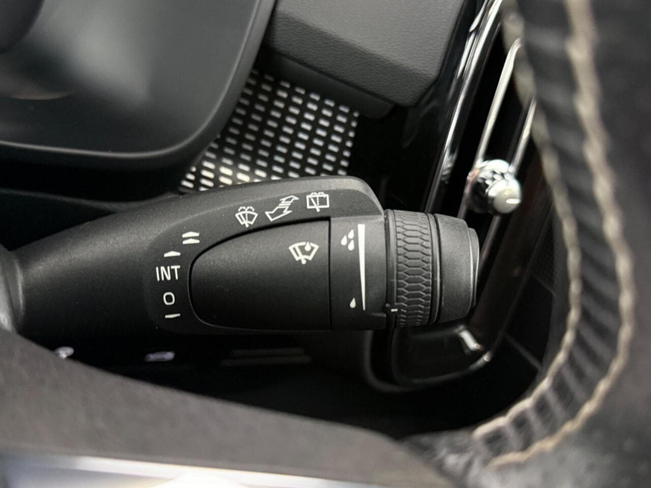 Volvo XC40 thumbnail Misc Controls