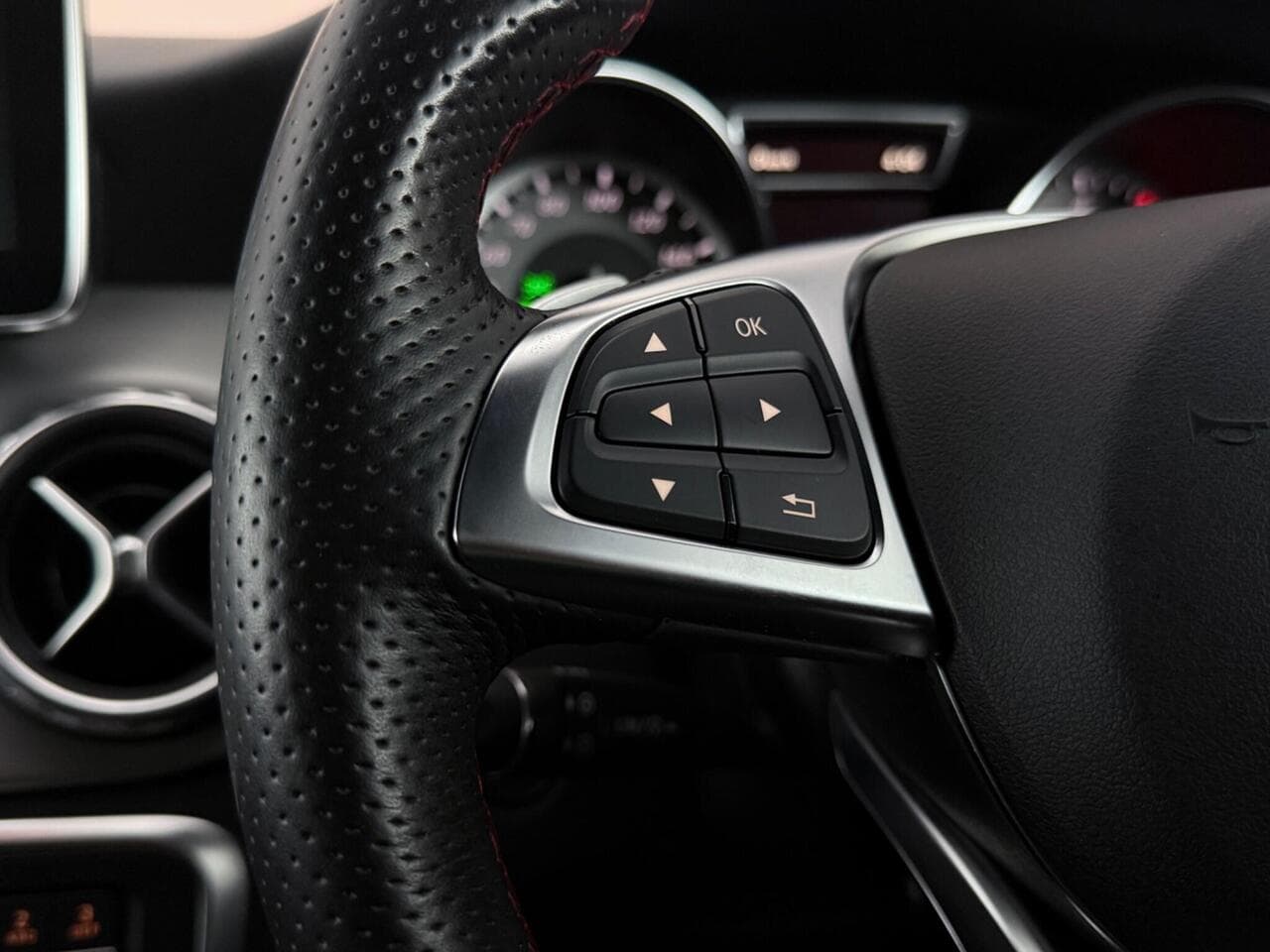 Mercedes-Benz GLA thumbnail Misc Controls