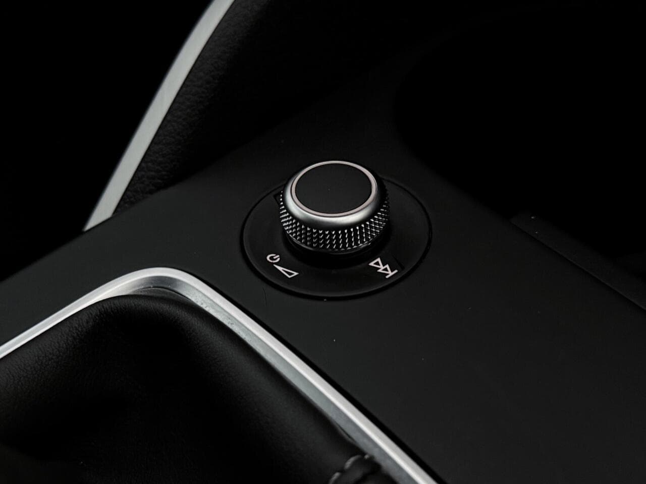 Audi Q2 thumbnail Misc Controls