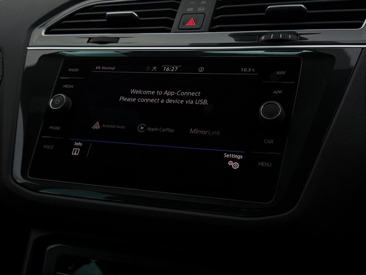 Volkswagen Tiguan thumbnail Infotainment System