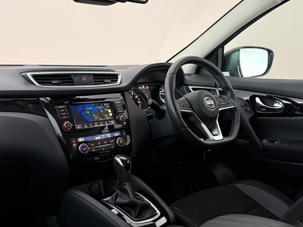 Nissan Qashqai thumbnail Interior Front
