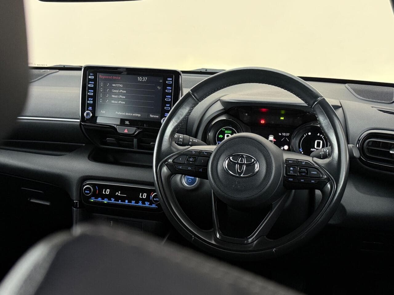 Toyota Yaris thumbnail Interior Front
