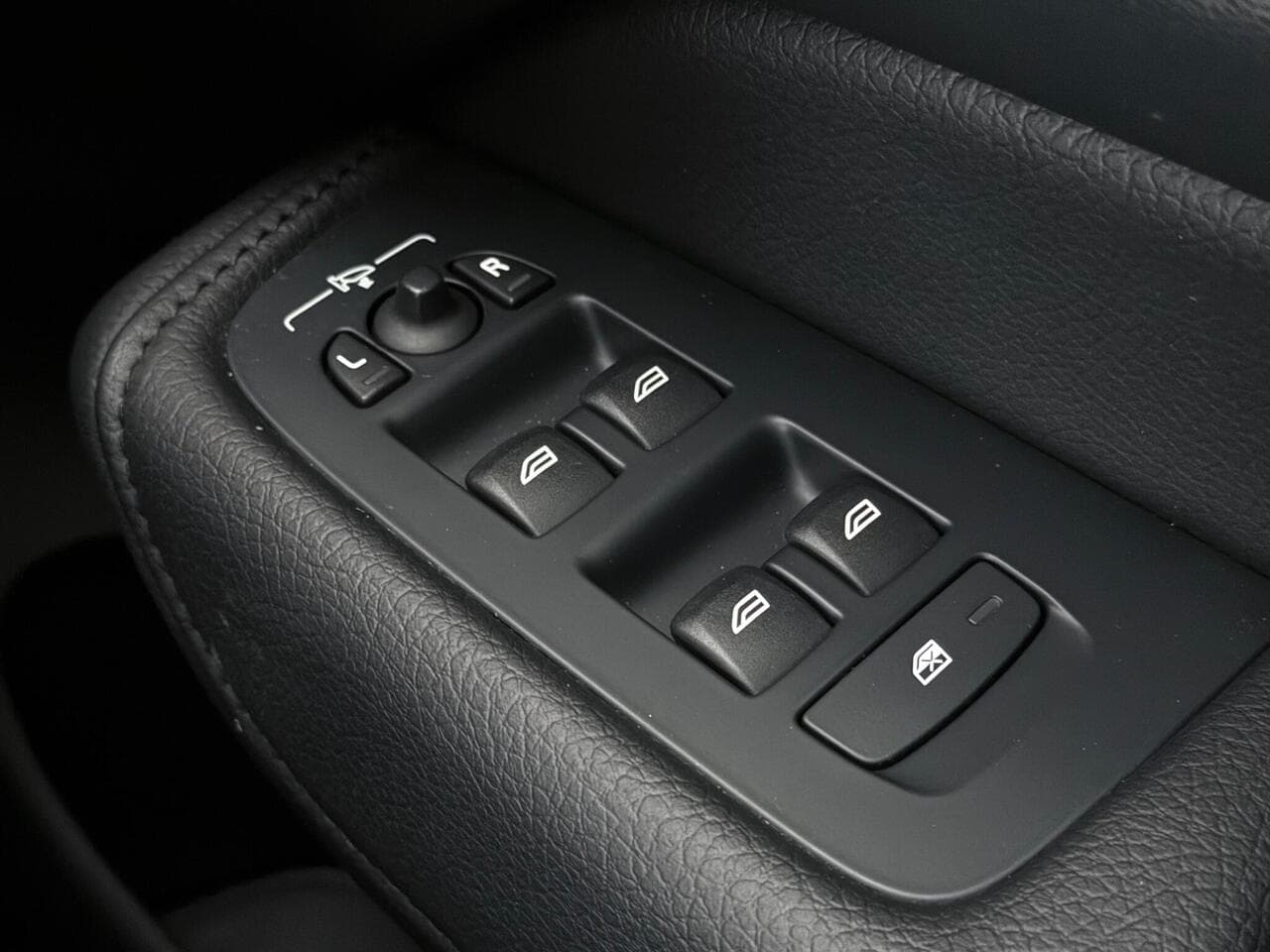 Volvo XC60 thumbnail Misc Controls