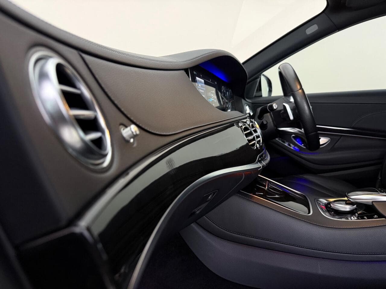 Mercedes-Benz S Class thumbnail Interior Front