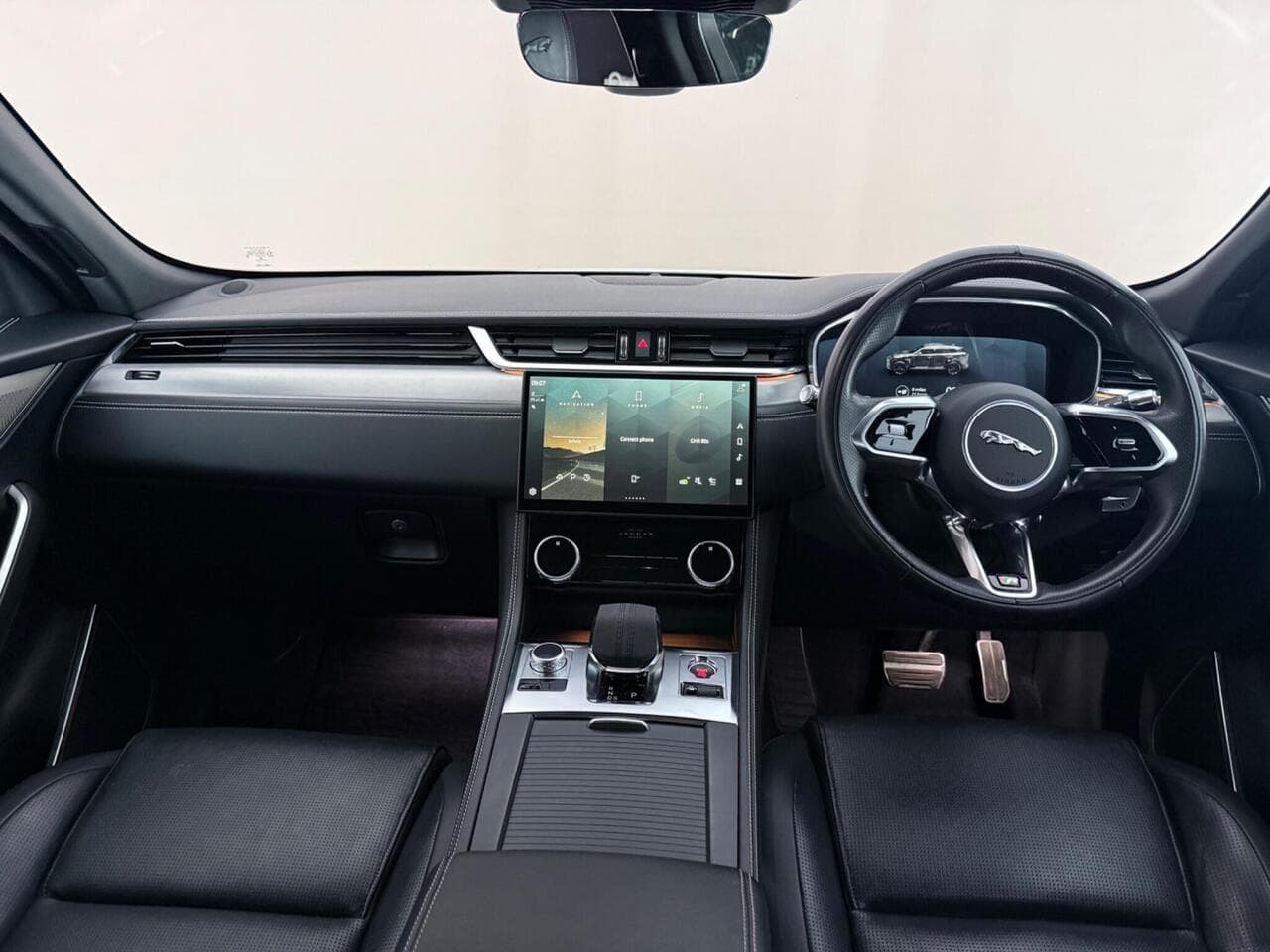 Jaguar F-PACE thumbnail Interior Front