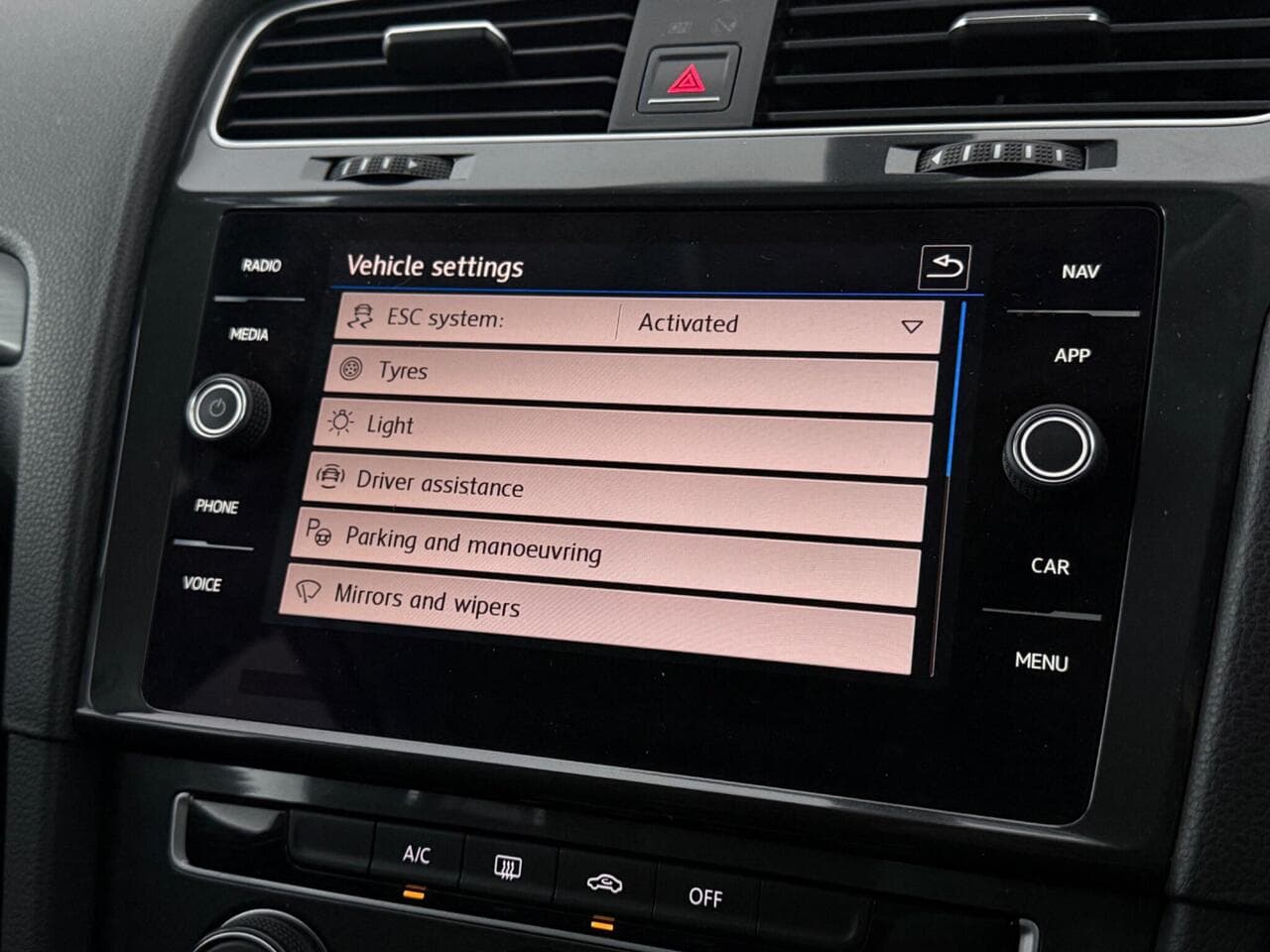 Volkswagen Golf thumbnail Infotainment System