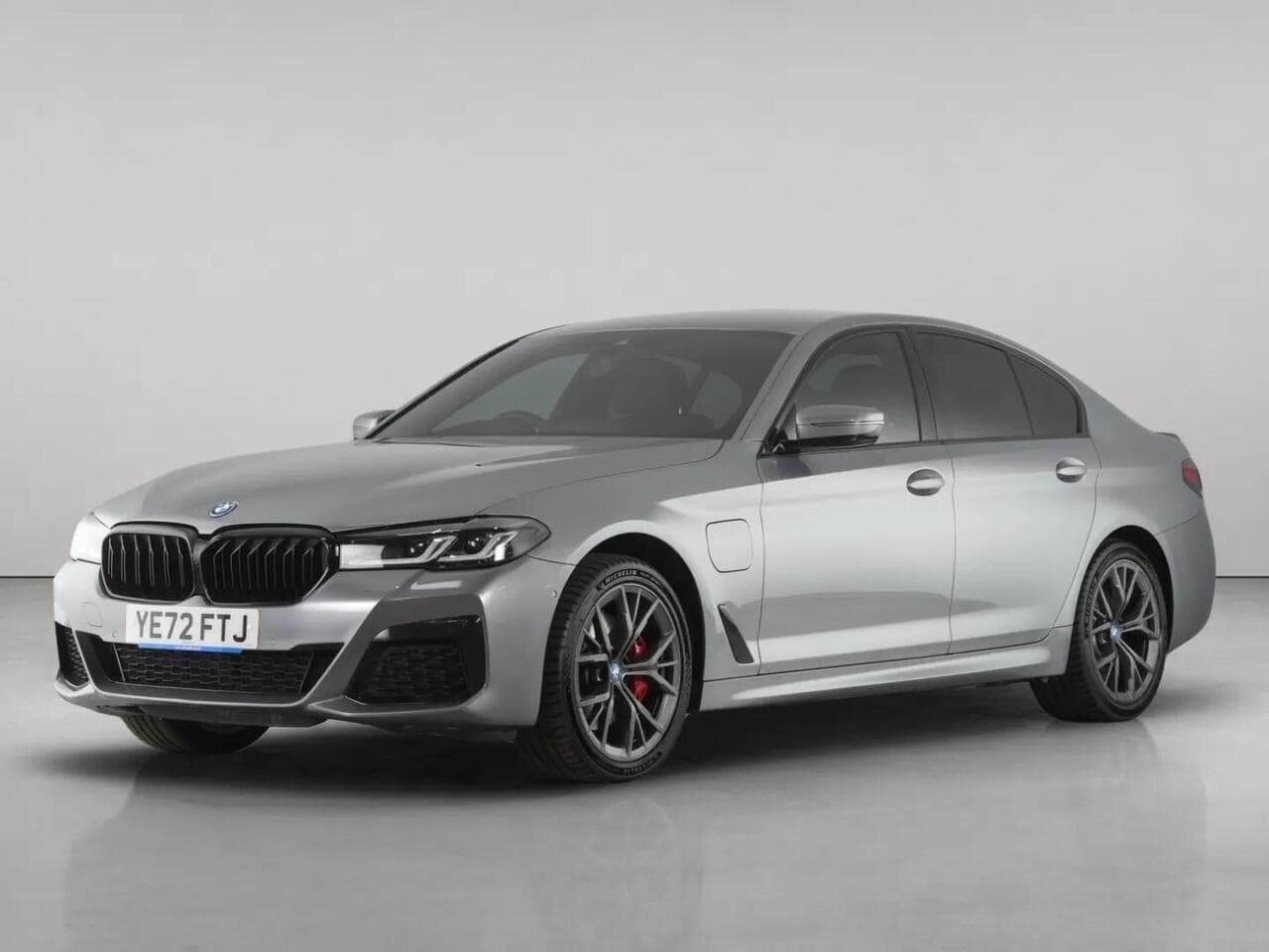 BMW 5 Series thumbnail Front Left