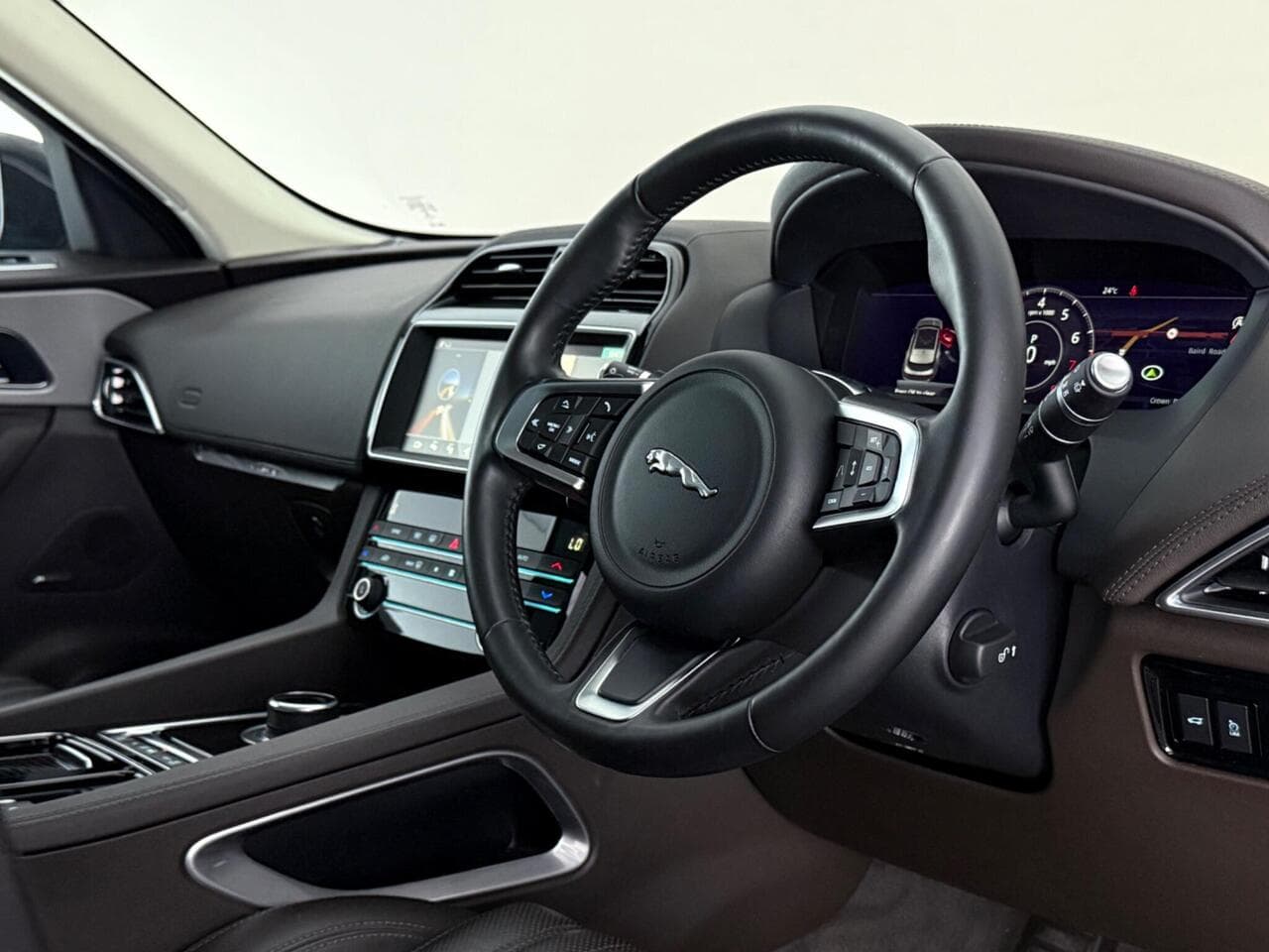 Jaguar F-PACE thumbnail Interior Front