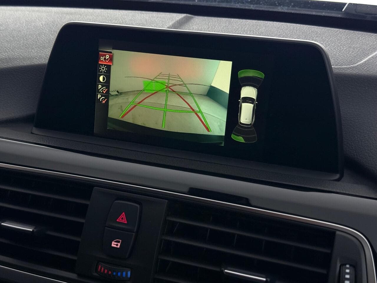 BMW 3 Series thumbnail Infotainment System
