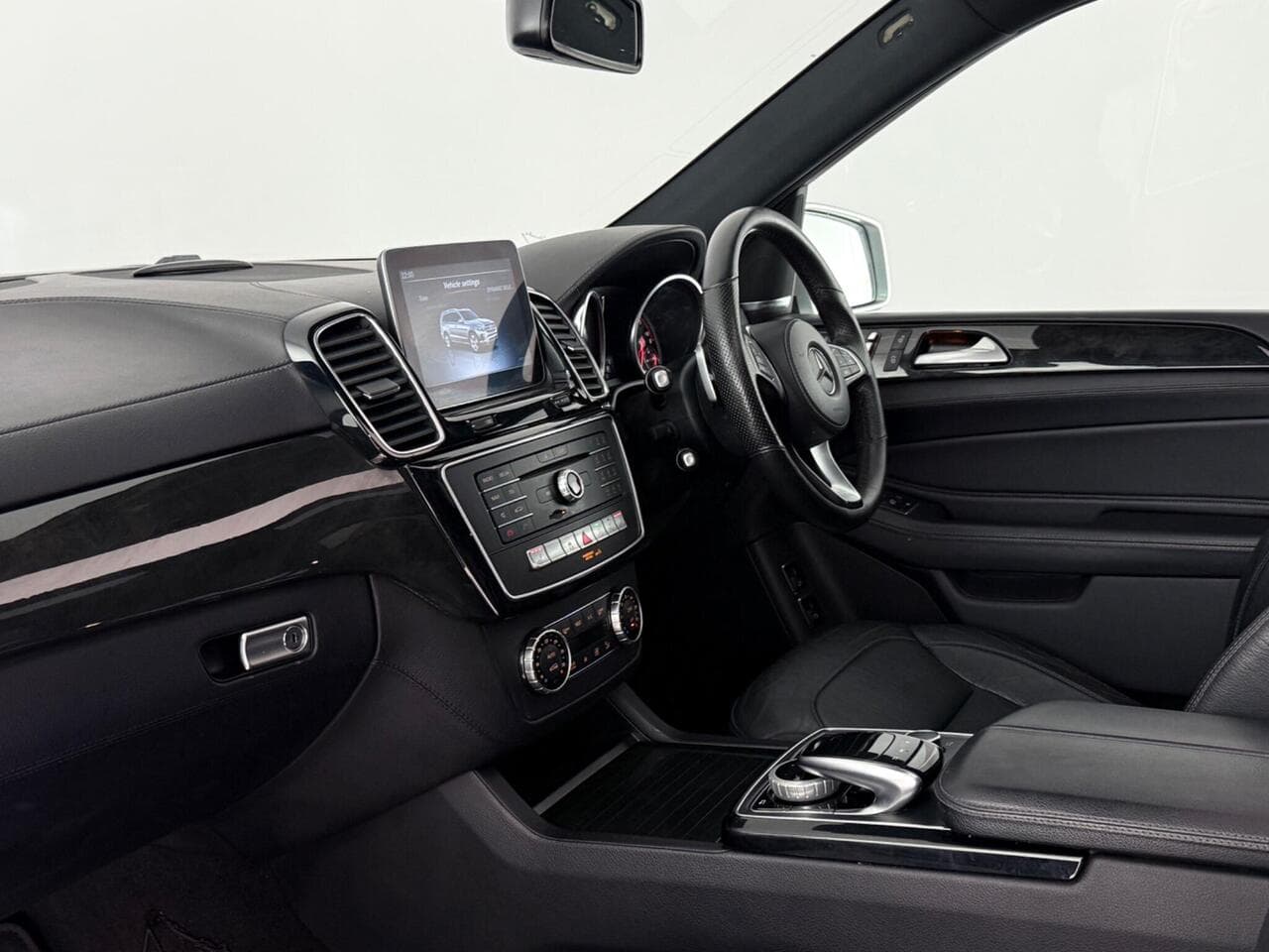Mercedes-Benz GLS thumbnail Interior Front