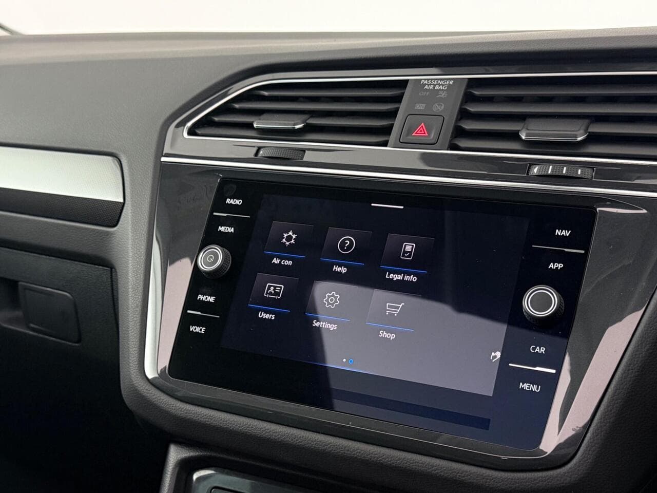 Volkswagen Tiguan thumbnail Infotainment System