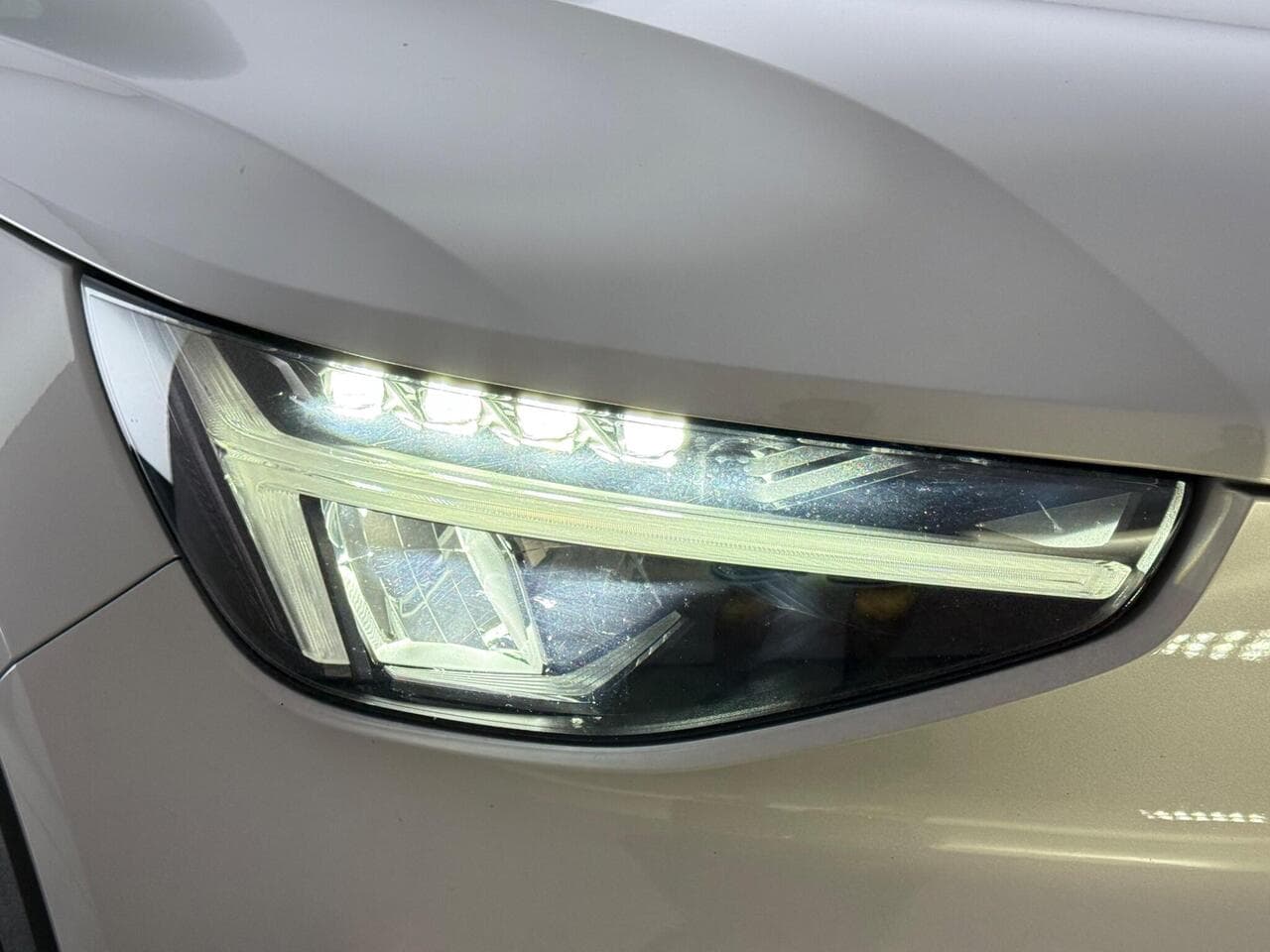 Volvo XC40 thumbnail Lights Front