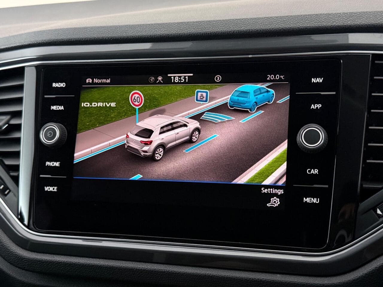 Volkswagen T-Roc thumbnail Infotainment System