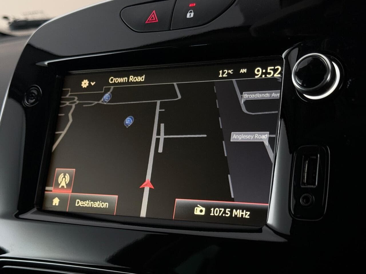 Renault Clio thumbnail Infotainment System